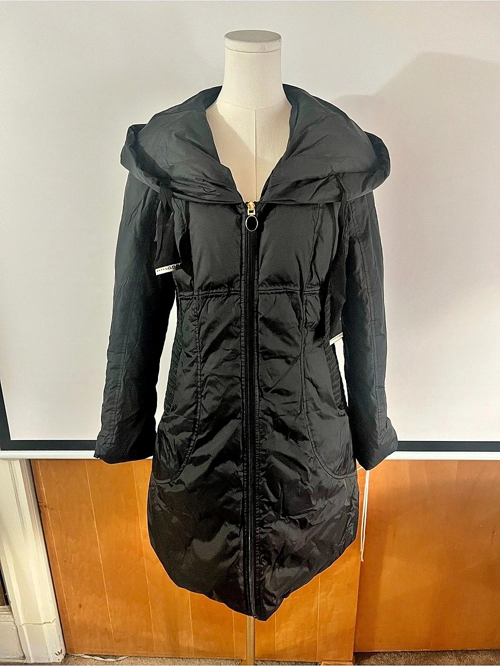 Tahari Hooded Puffer Coat in Black Size Small Like New